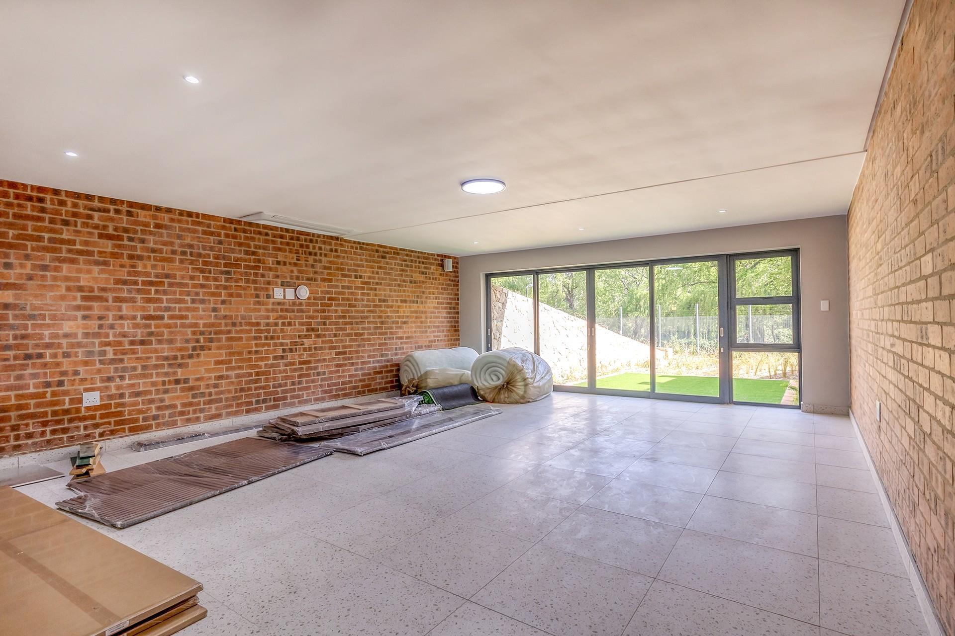 Distinguished Riverfront Living — photograph 4