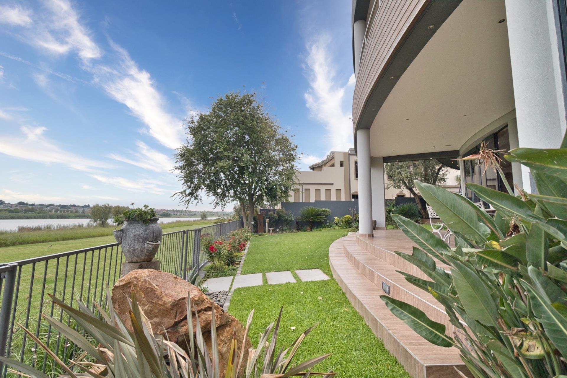 Where Modern Elegance Meets Waterfront Living — photograph 5