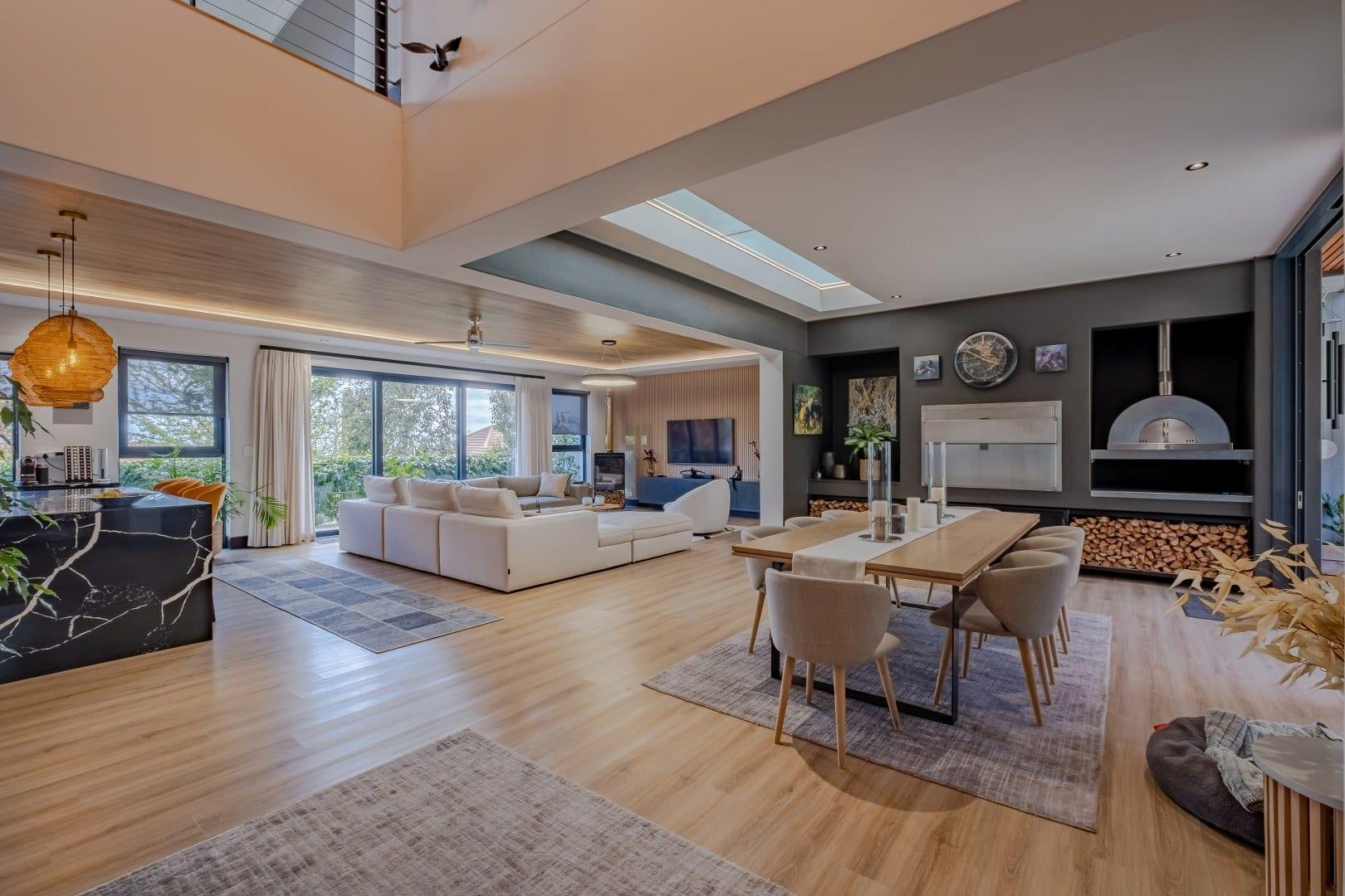 Refined Coastal Residence with Panoramic Ocean and Mountain Views — photograph 3