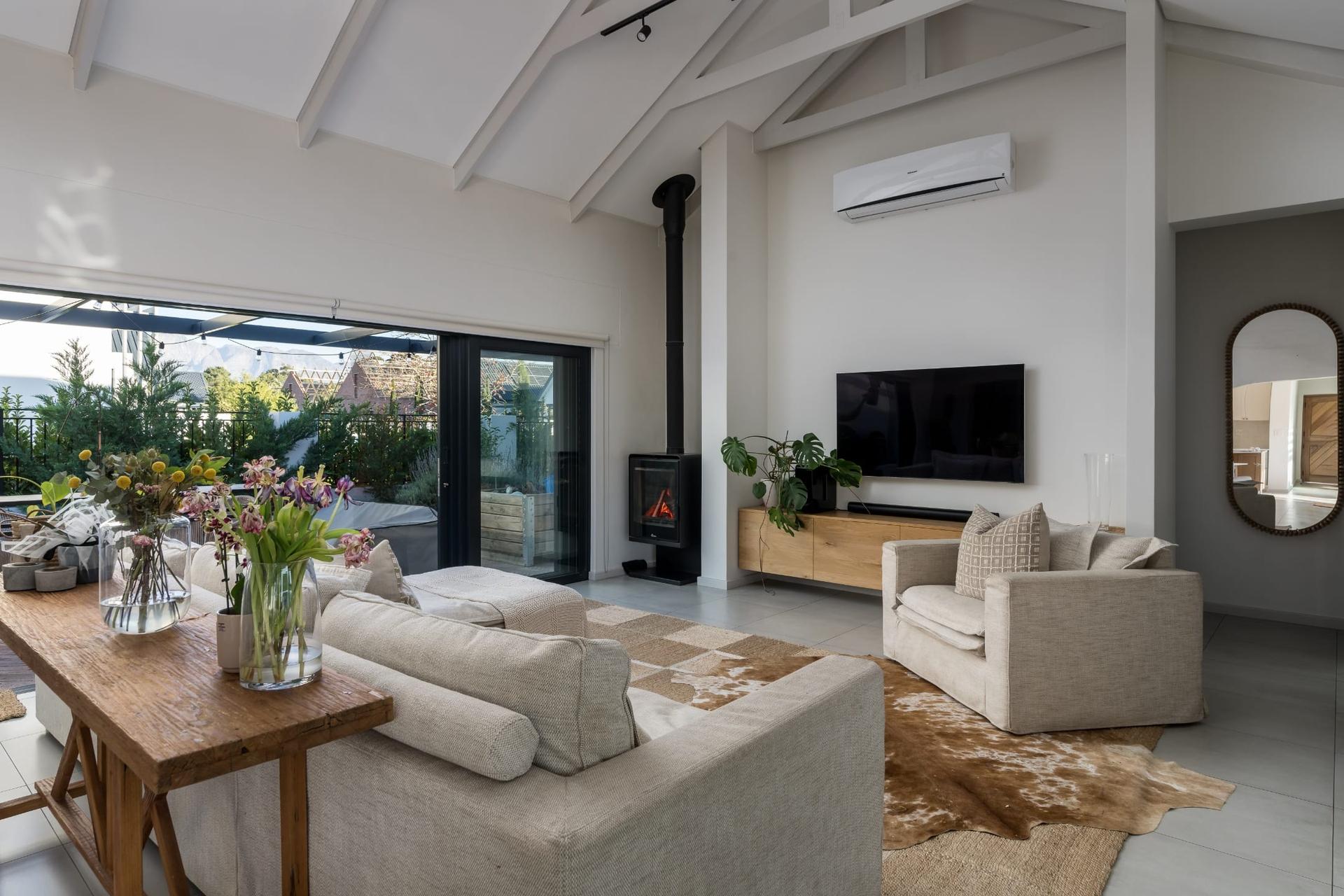Refined Single-Level Luxury for Modern Family Living — photograph 3