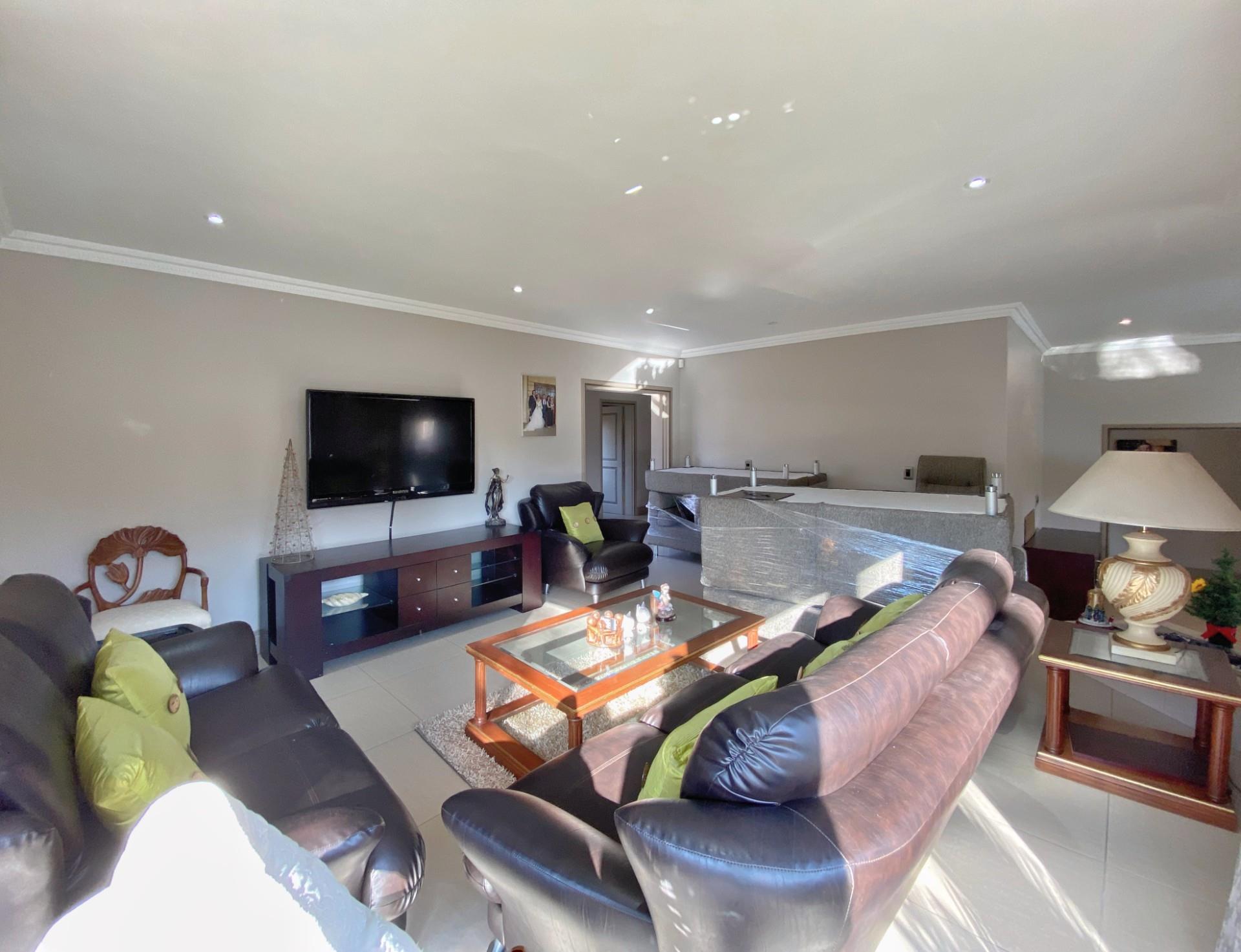 Elegant Family Home — photograph 4