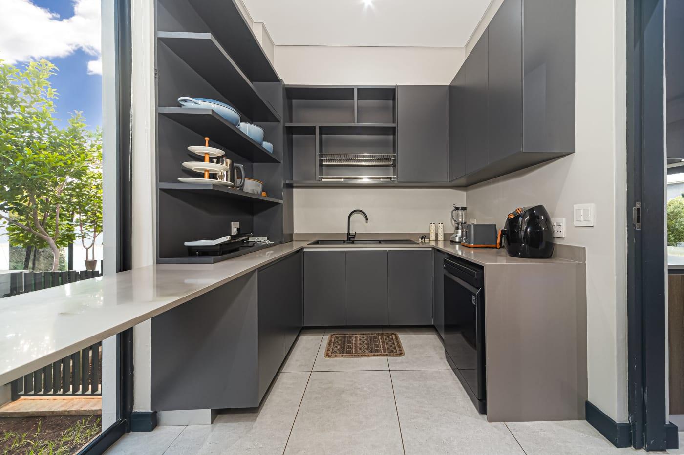 Contemporary Elegance Meets Estate Luxury — photograph 4