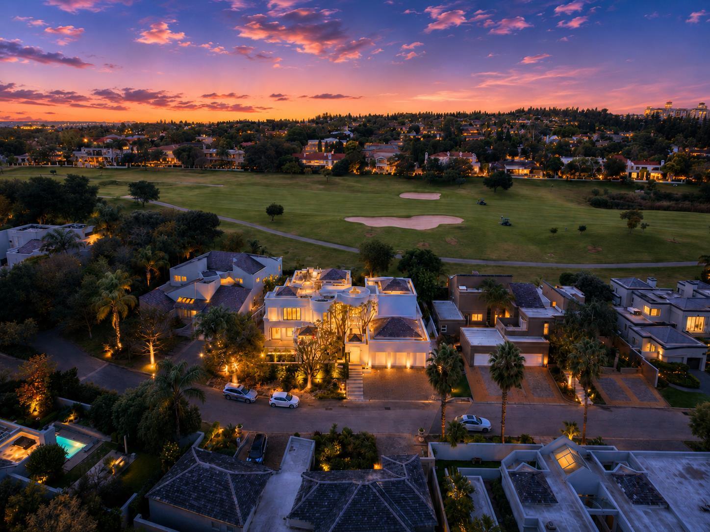 Newly Renovated Golf Estate Masterpiece with Fairway Views — photograph 2