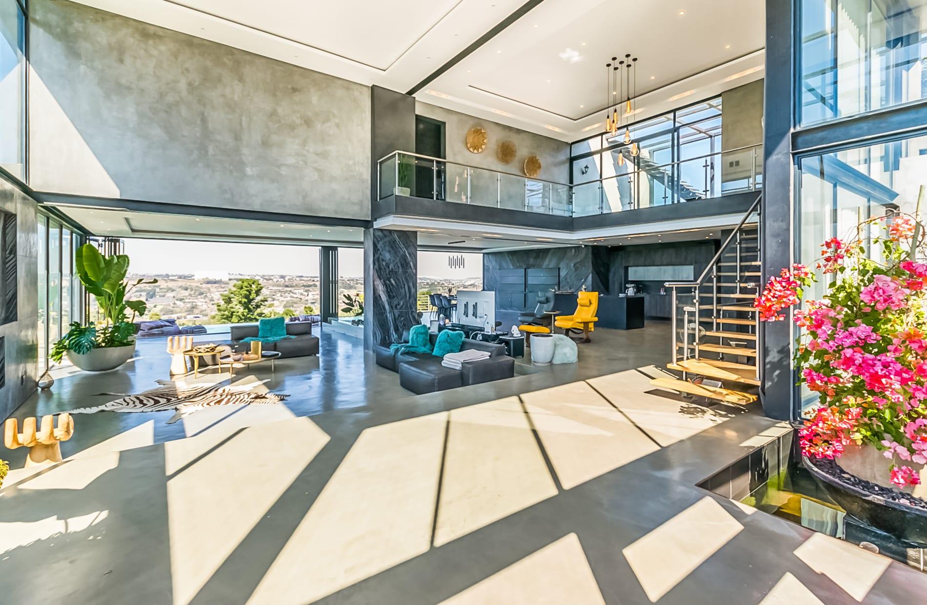 Three-Storey Architectural Masterpiece with Infinity Pool and Rooftop Terraces — photograph 4