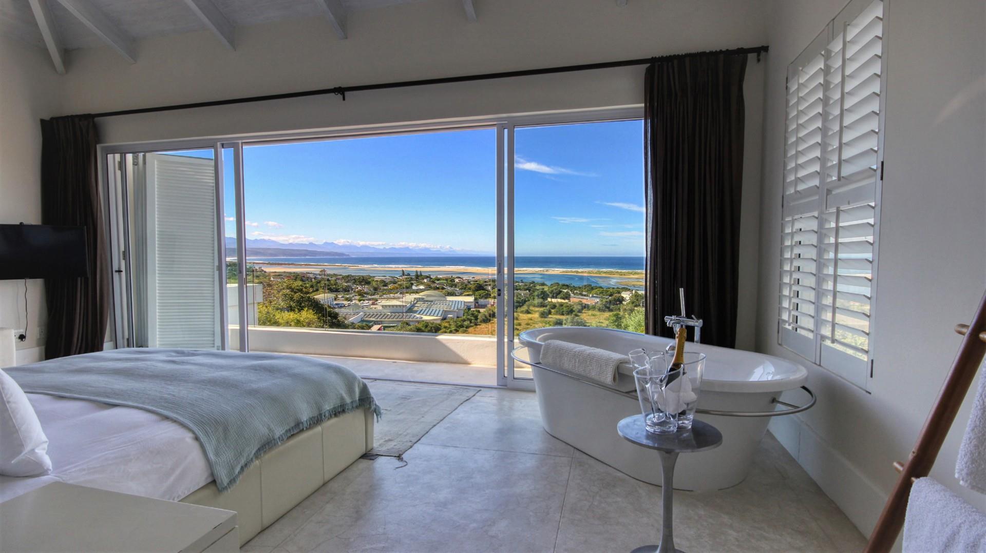 Oceanfront Luxury Residence with Indoor Pool & Entertainment Pavilion — photograph 5