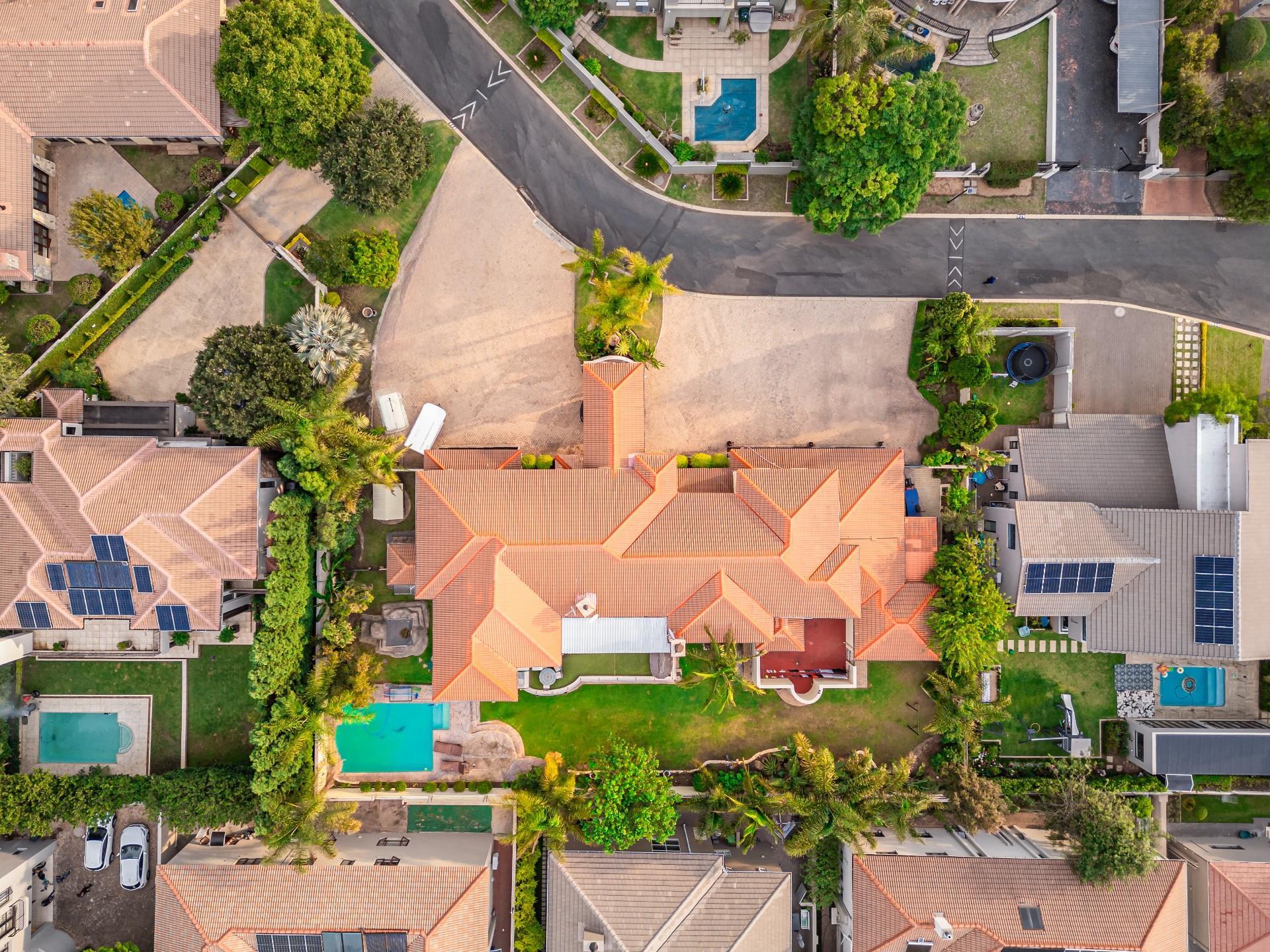 Sprawling 6-Bedroom Tuscan Masterpiece — photograph 4