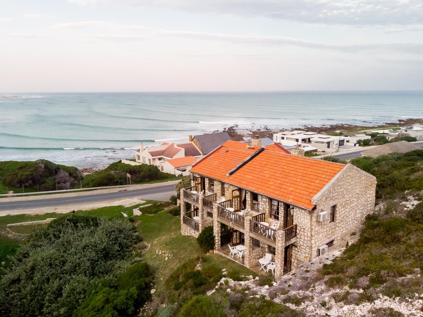Iconic Coastal Guest House with Panoramic Ocean Views — photograph 2