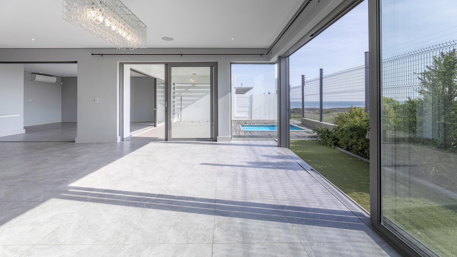 Prestigious Six-Bedroom Beachfront Residence with Panoramic Ocean Views — photograph 4