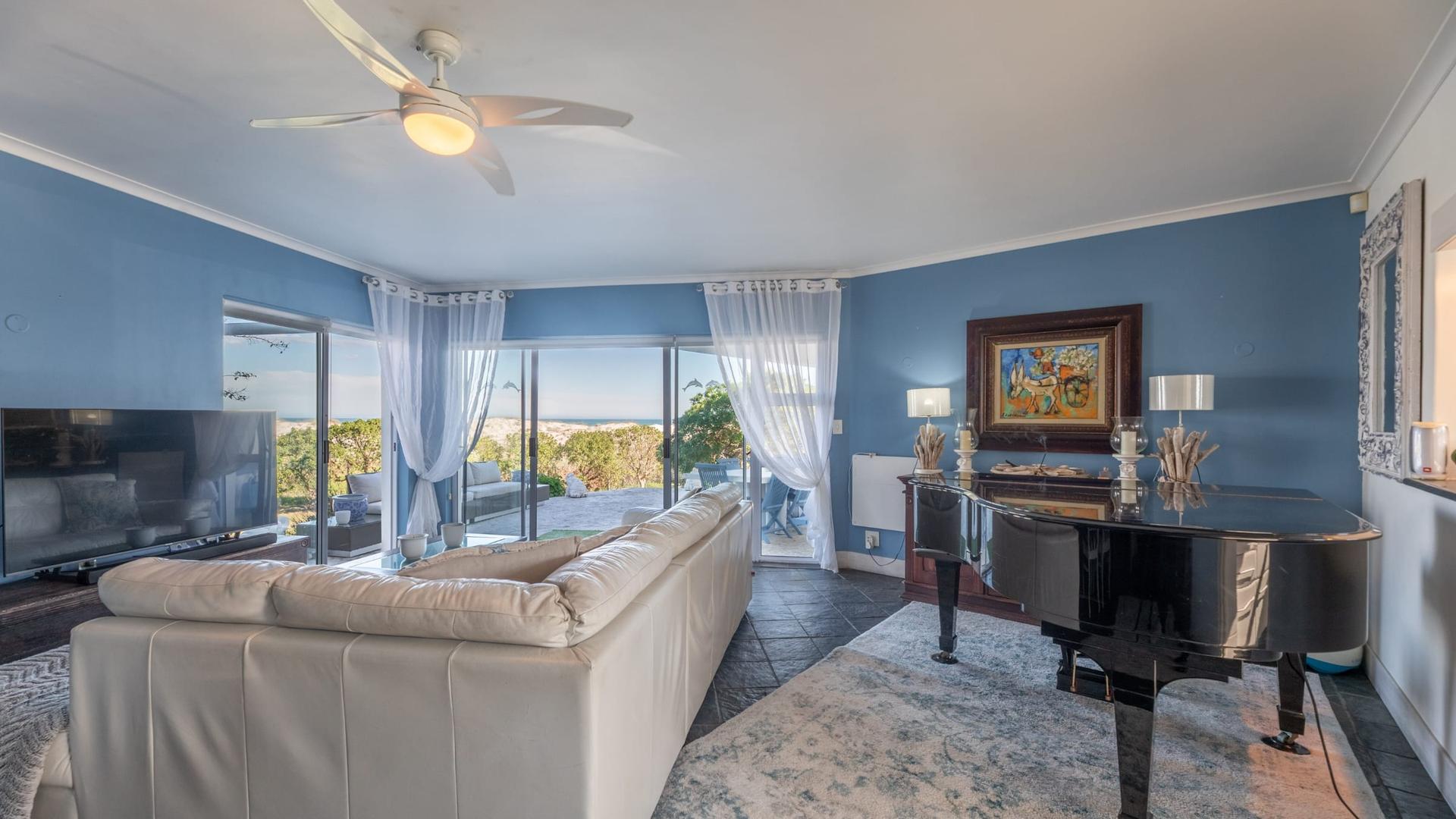 7 Bedroom House For Sale in Van Riebeeckstrand — photograph 3