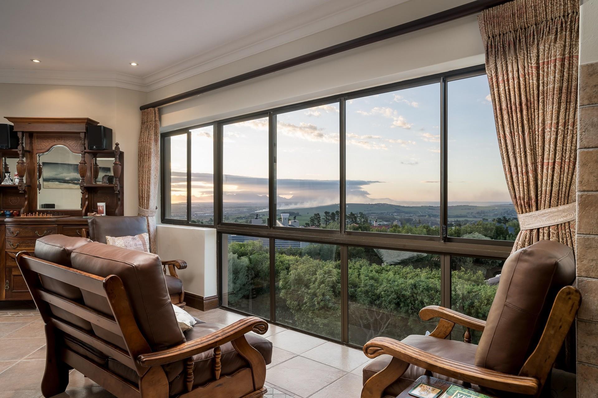 Prestigious Home In Bel'Áire Winelands Estate — photograph 4