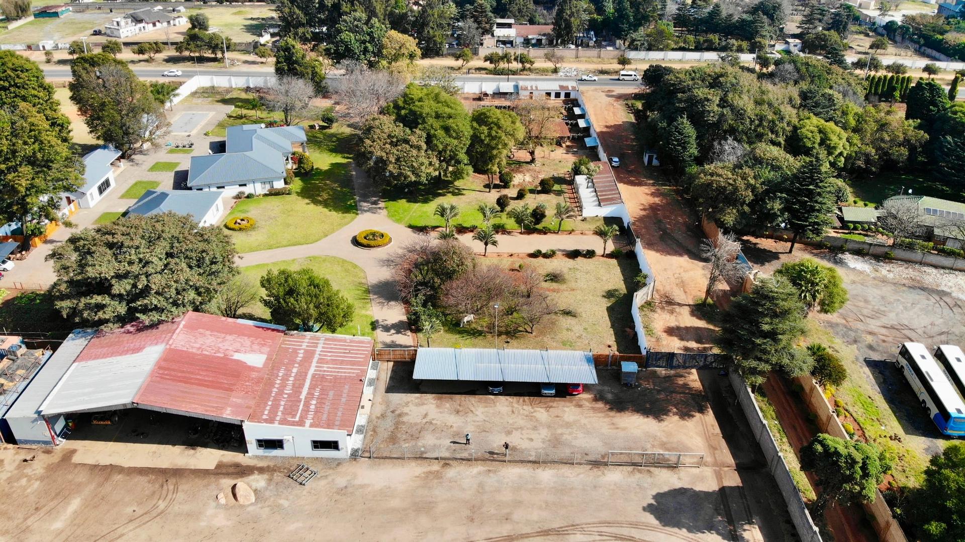 2.5Ha Lifestyle & Business Estate with Truck Yard, Workshops & Modern Home — photograph 4