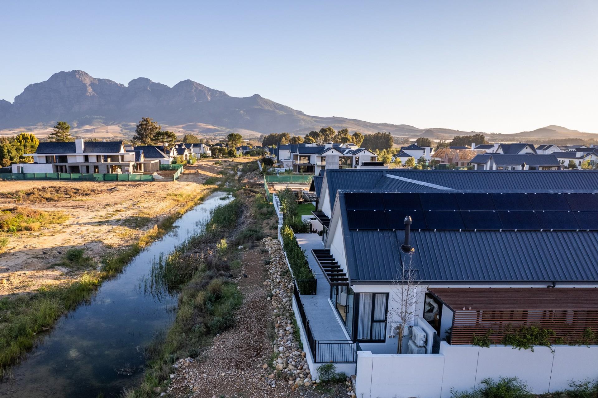 Contemporary Courtyard Residence with Mountain Views — photograph 3