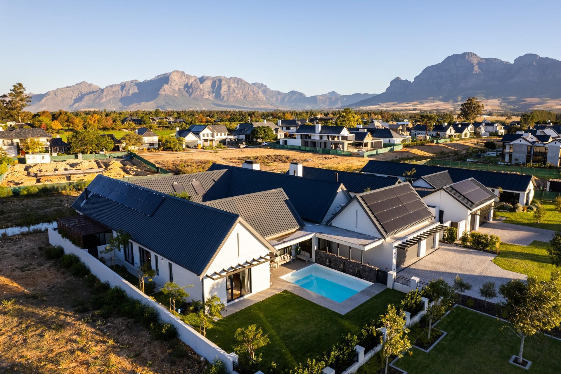 Contemporary Courtyard Residence with Mountain Views — photograph 4