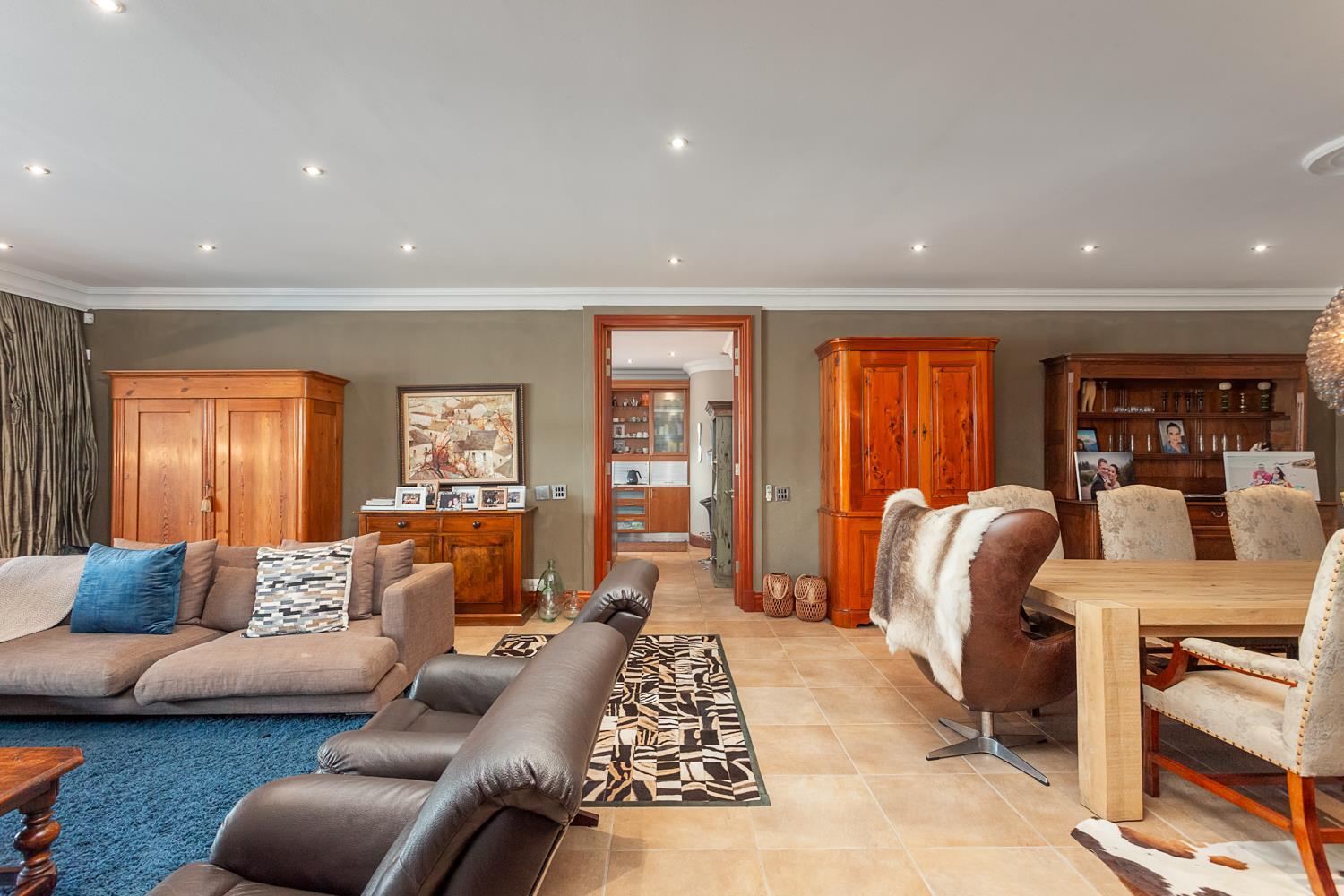 Iconic Waterkloof Village Villa — photograph 4