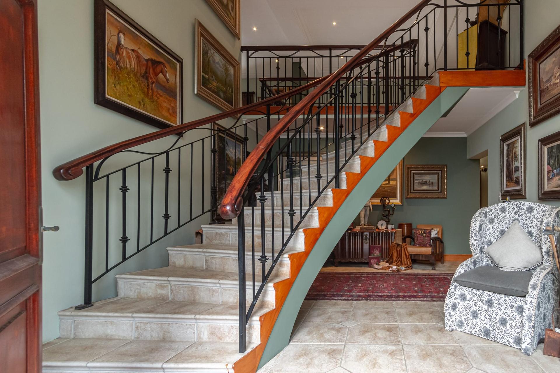 Versatile Luxury Family Villa with Dual Living and Exceptional Entertaining — photograph 2