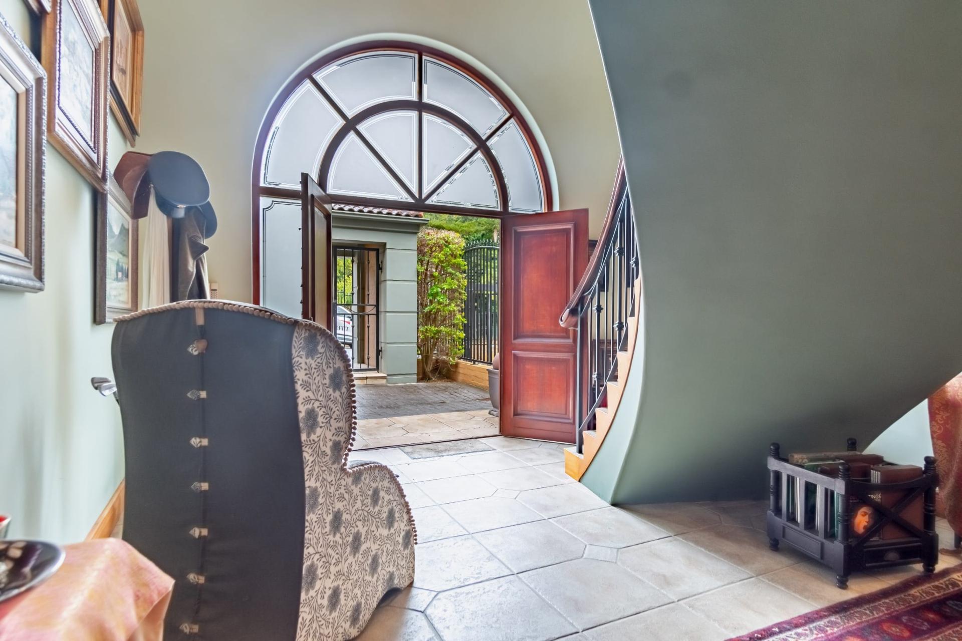 Versatile Luxury Family Villa with Dual Living and Exceptional Entertaining — photograph 3