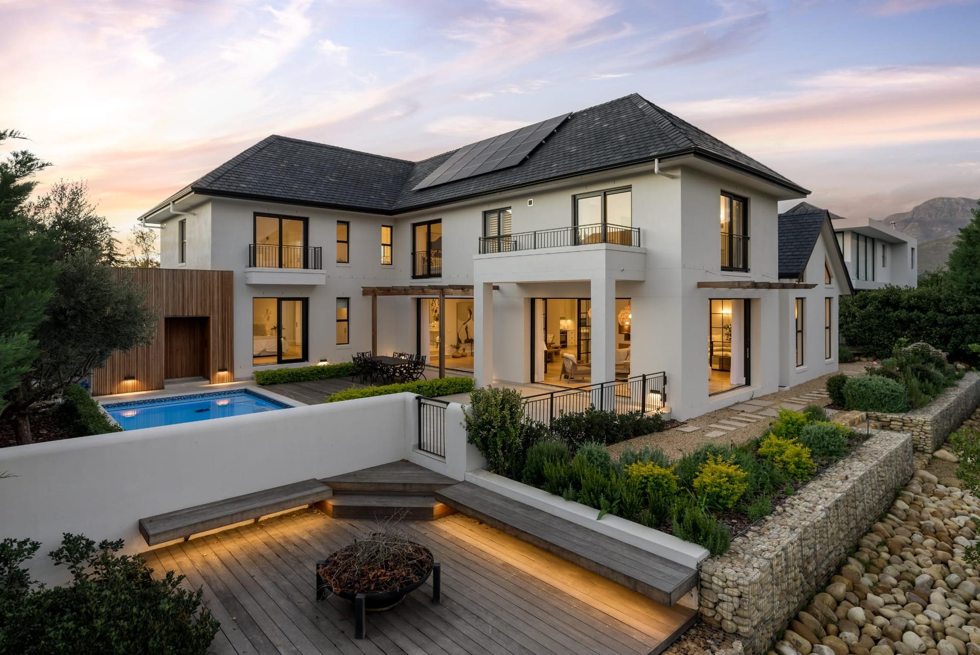 Contemporary Luxury with Spectacular Mountain Views — photograph 2