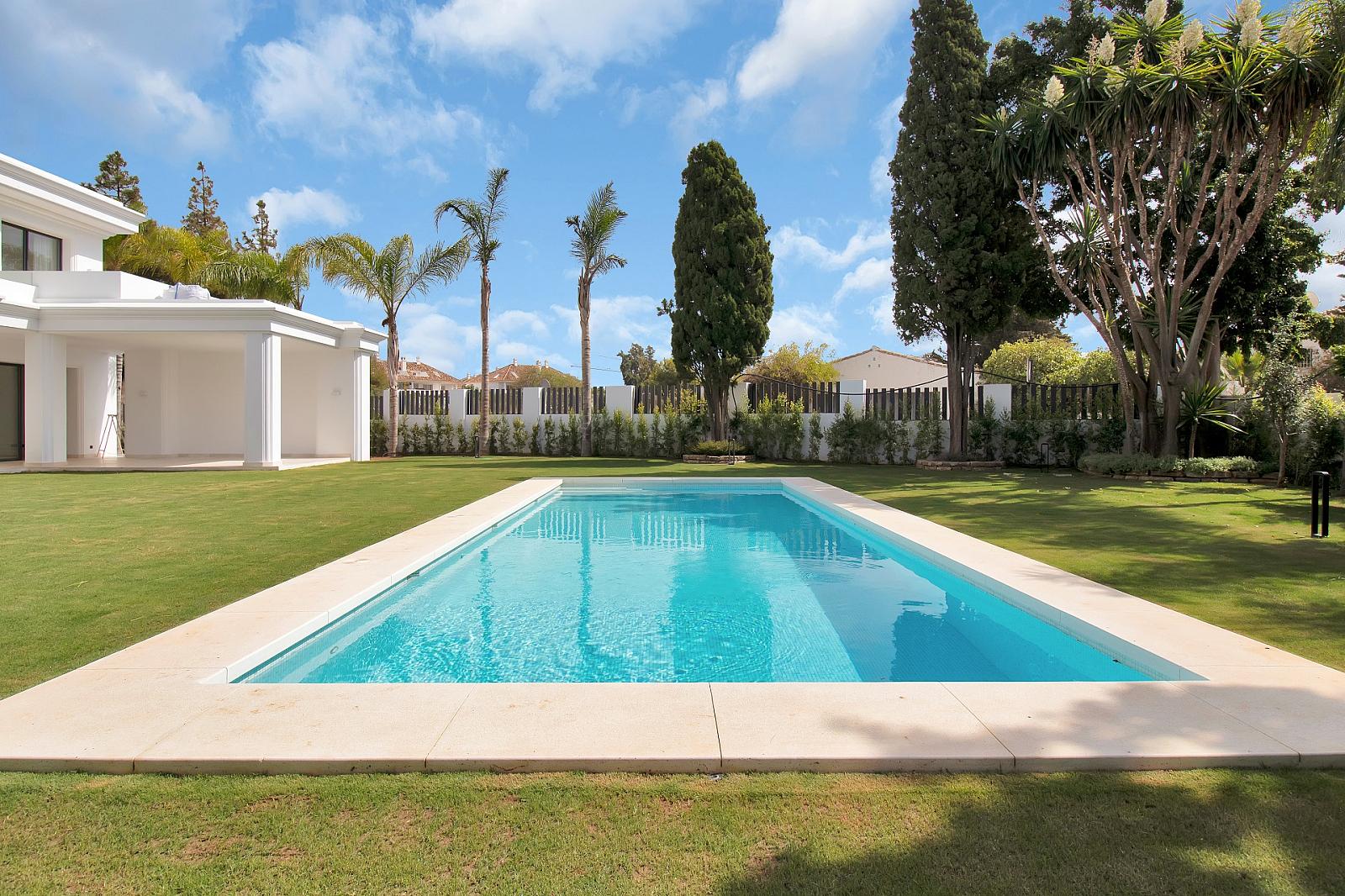Apartments in Golden Mile, Marbella (AGP-00460) — photograph 2