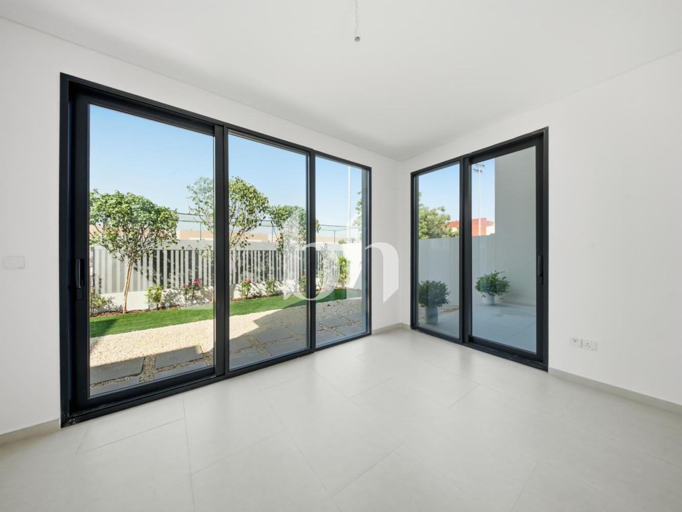 Jebel Ali Village Townhouses — photograph 3